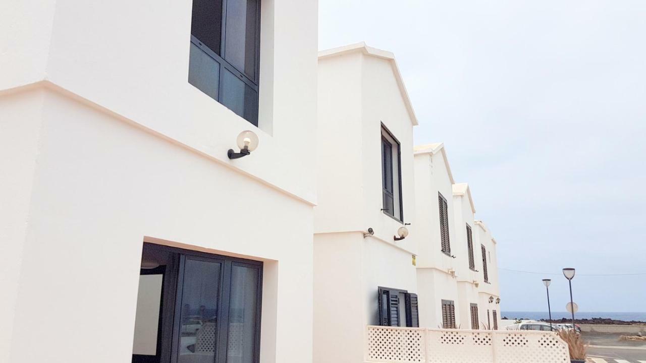 The White House Villa Orzola Luaran gambar